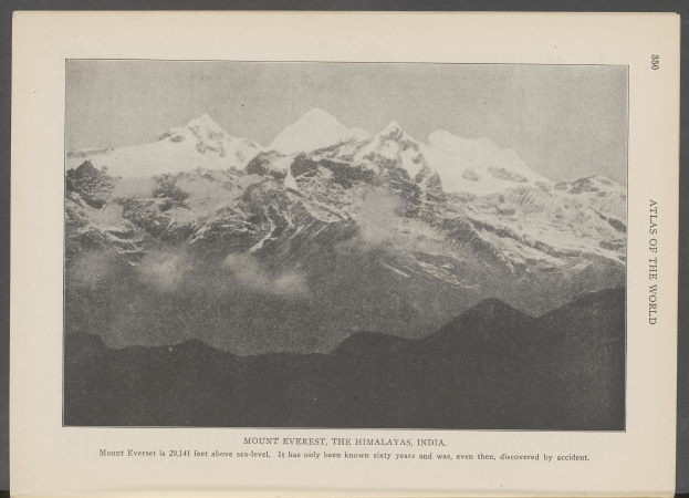 Schwarzes und weißes Foto von Mount Everest in den Himalayas, Indien, mit schneebedeckten Gipfeln und einem bewölkten Himmel mit Text unten.