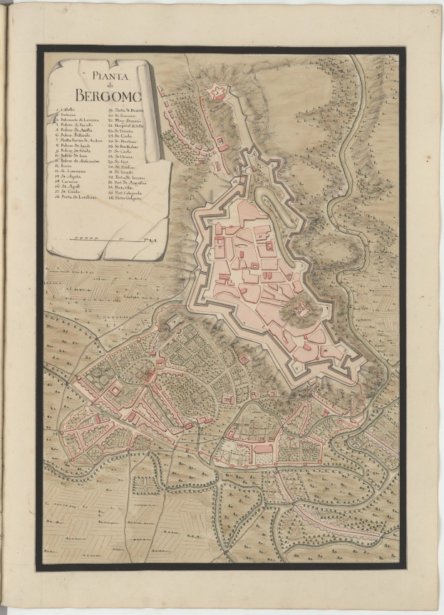 Ein detaillierter Stadtplan von Bergamo, Italien, der in einem alten Buch neben Texten über die Bevölkerung, Geschichte und Kultur der Stadt abgedruckt ist.