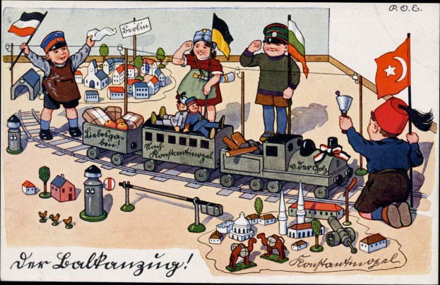 Kinder spielen mit einem Spielzeughahn auf einem Eisenbahn Gleis in einem Wohngebiet mit Häusern und Bäumen, Text unten sichtbar.