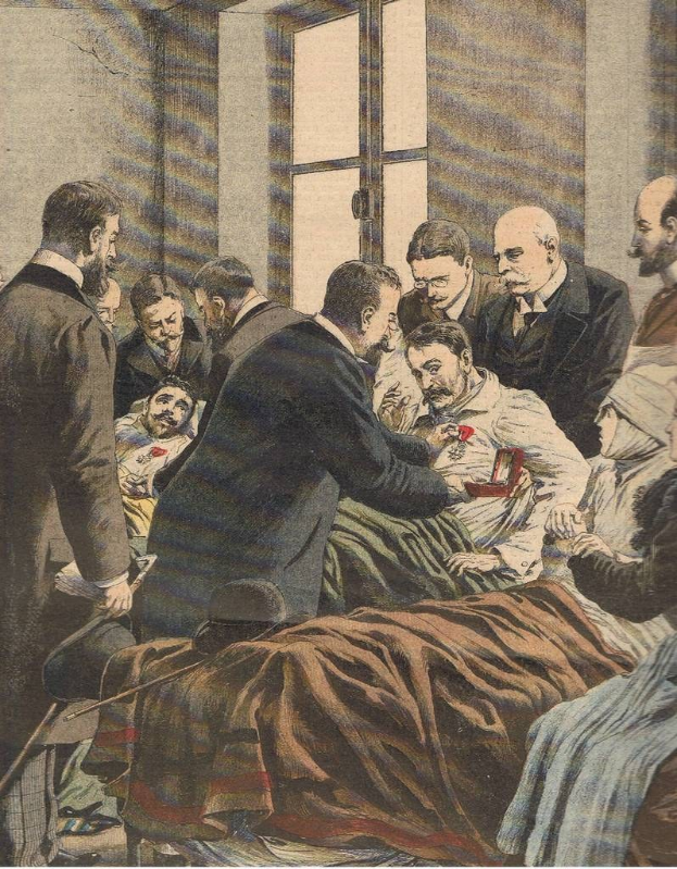 Eine Gruppe von Menschen versammelt sich um einen Mann in einem weißen Laborkittel und Stethoskop, der auf einem Bett in einem Raum mit einem Fenster liegt, mit Text, der unten "KÜNSTLERs Tod in Paris" liest.