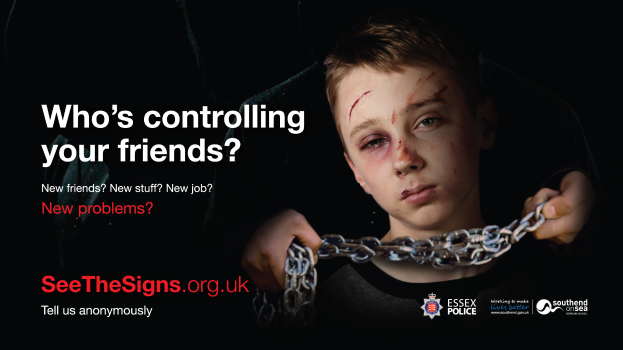 Ein junger Junge mit einer Kette um den Hals, mit dem Text 'Wer kontrolliert deine Freunde?' auf einem dunklen Hintergrund.