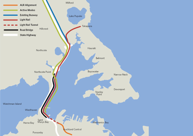 Detailierte Stadtkarte mit einer roten Linie, die die vorgeschlagene Bahnroute markiert, einschließlich Haltestellen und Umgebung mit Textbeschriftungen für Städte und Entfernungen.