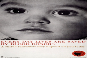 Ein Kind mit ernstem Gesichtsausdruck schaut direkt in die Kamera, umgeben von der fett gedruckten schwarzen Schrift "Jeden Tag retten Blutspender Leben."