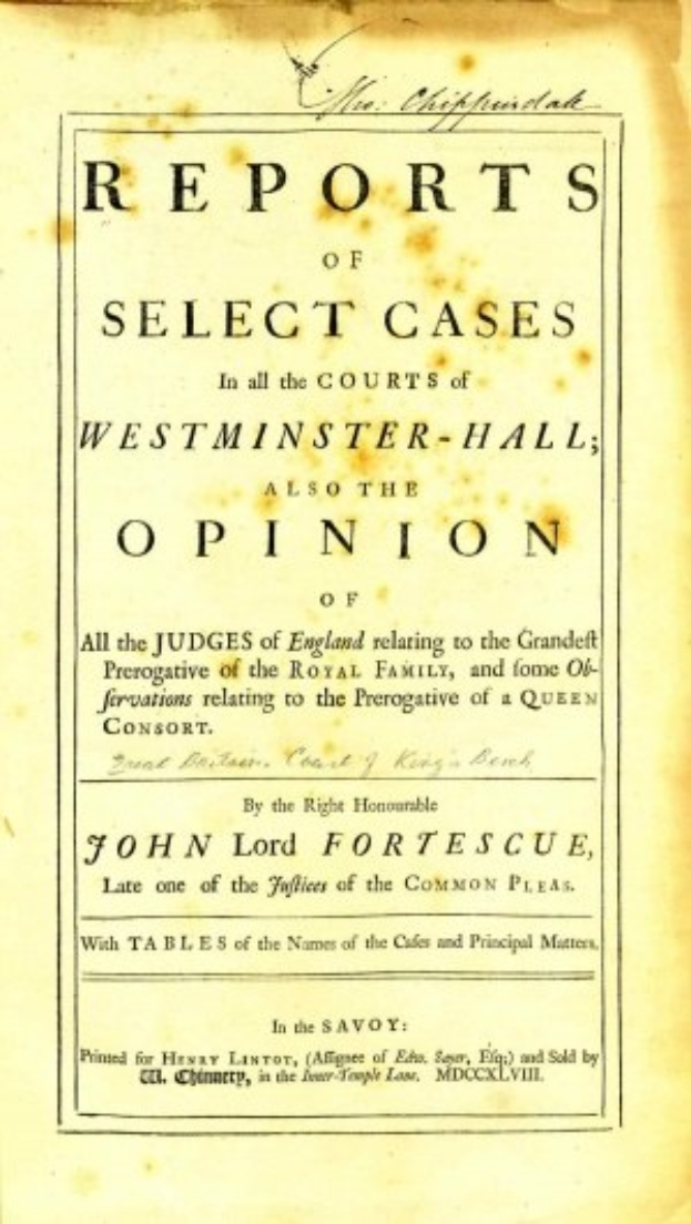 Titelblatt eines alten Buches mit dem Titel "Berichte über ausgew├Ąhlte F├Ąlle vor dem Westminster-Hall-Gericht, auch die Meinung von John Lord Fortescue" aufgeschlagen auf einer Seite mit schwarzer Tinte.
